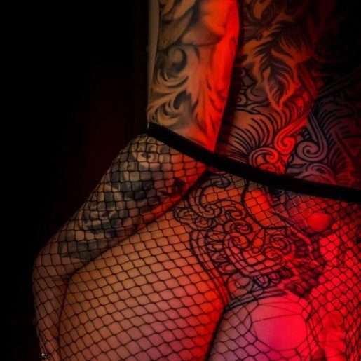 analyadelys tatouage lumière rouge